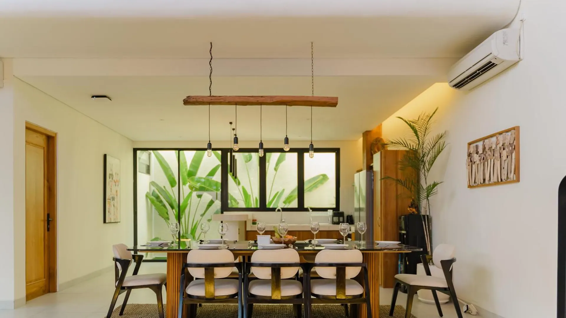 Casa Yellowstone 4Br - Seminyak 빌라 세미냑