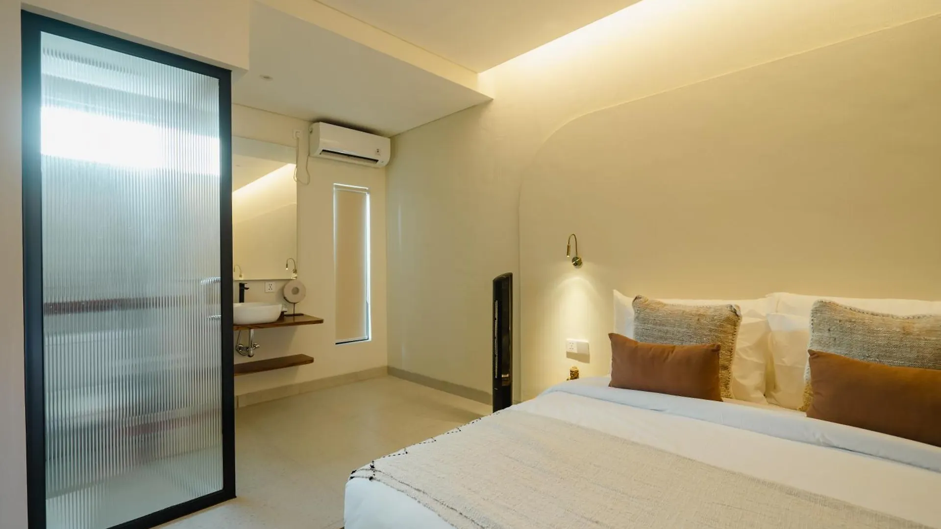 Casa Yellowstone 4Br - Seminyak 빌라 세미냑